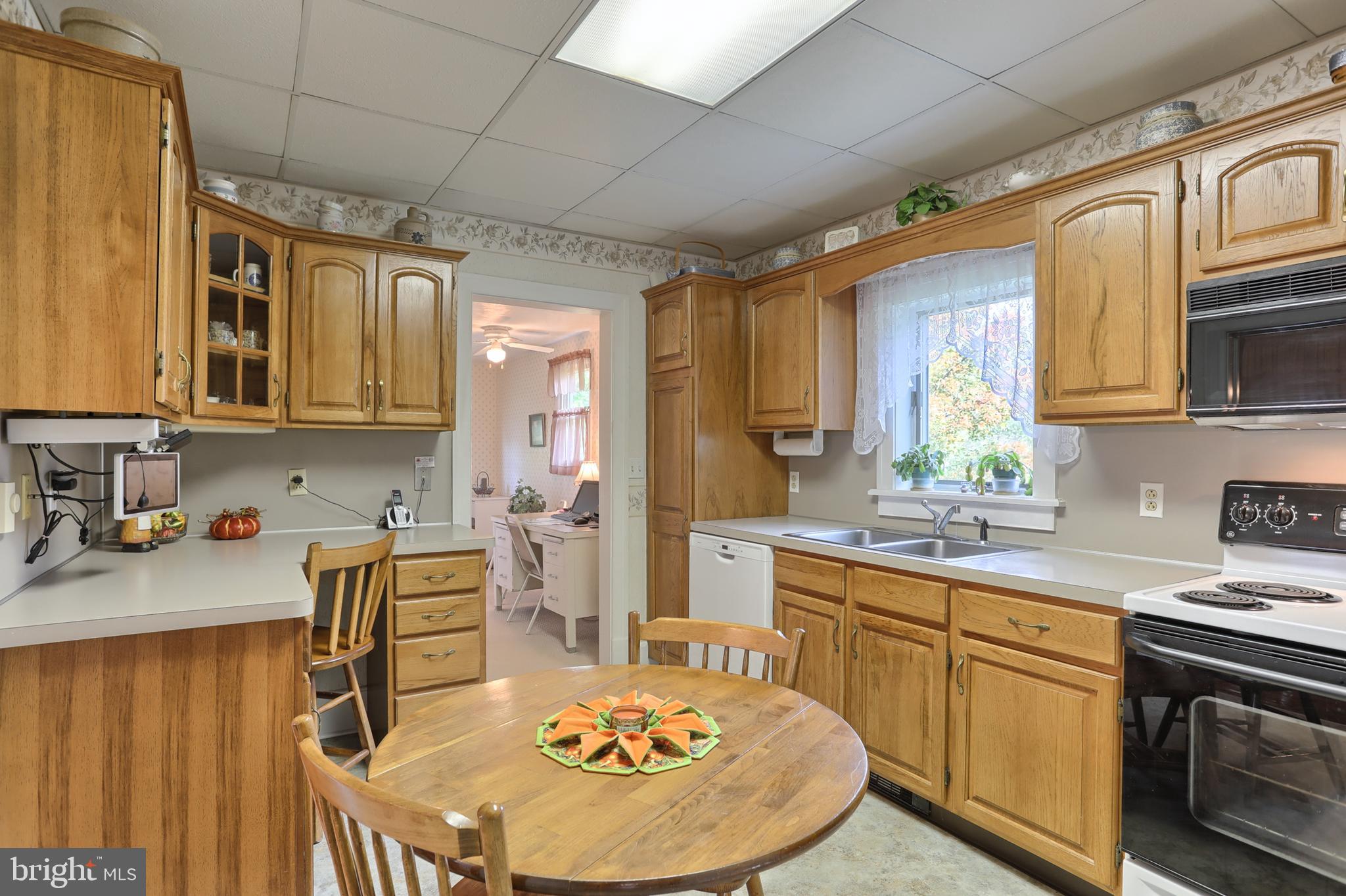 5541 Elizabethtown Road Palmyra, PA 17078 - Photo 6 of 31 Warm inviting updated kitchen