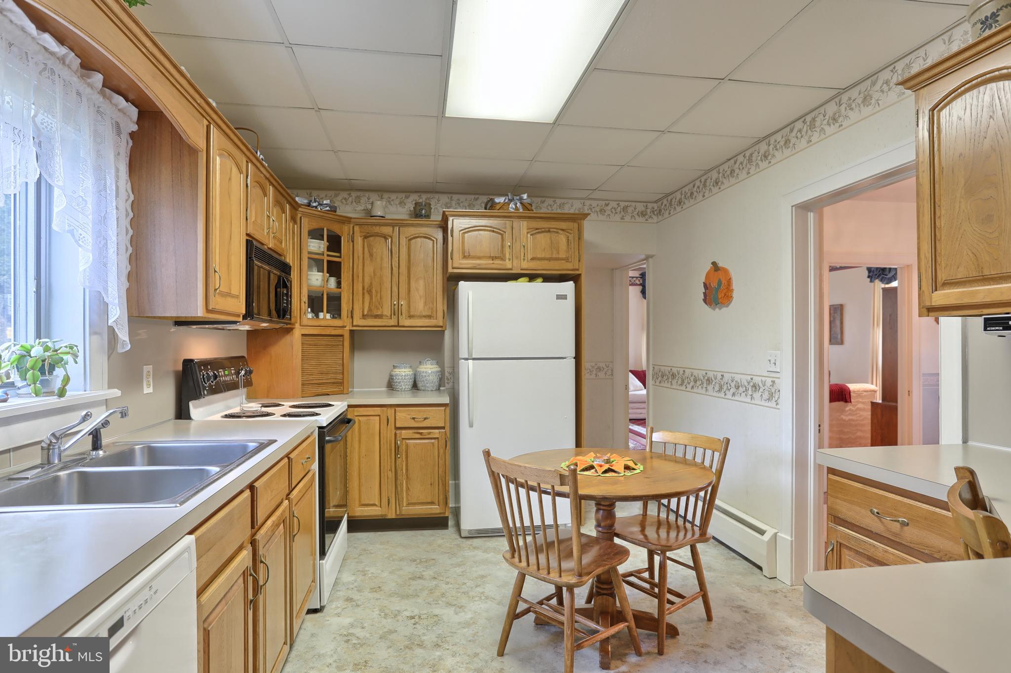 5541 Elizabethtown Road Palmyra, PA 17078 - Photo 7 of 31 Kitchen w/full appl incl DW, oven, micro & frig