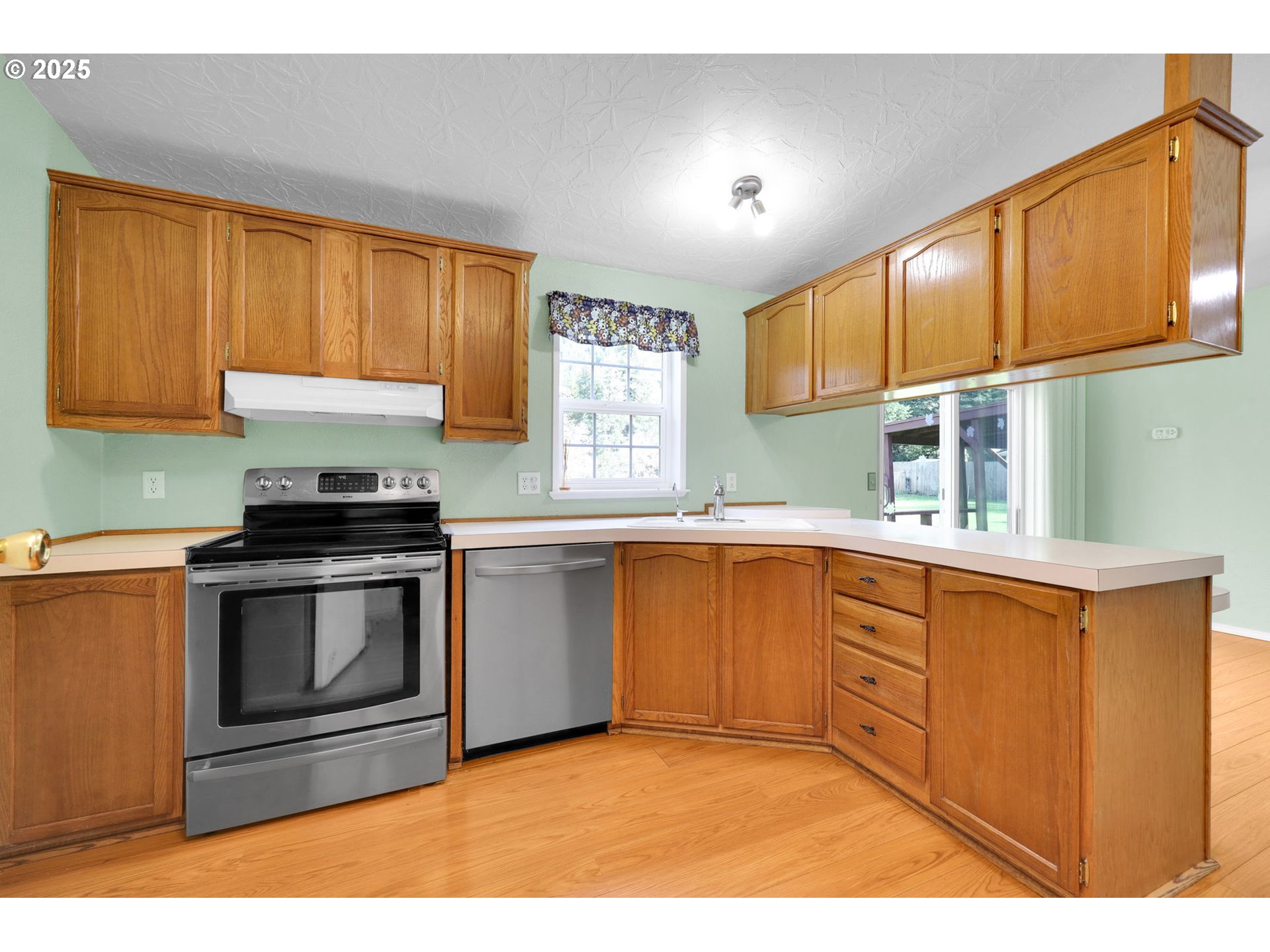 38431 Row River Road Dorena, OR 97434 - Photo 17 of 47 Gallery Image 17