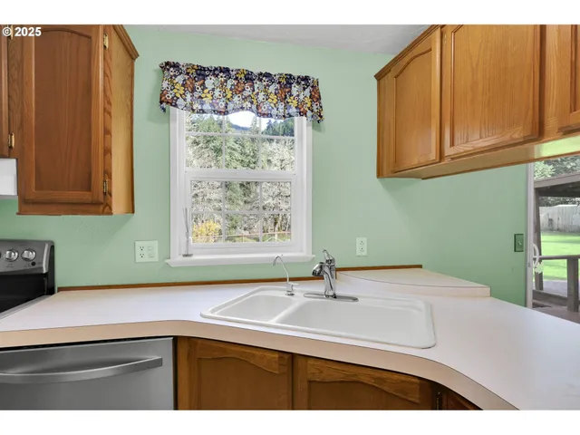 $475,000 | 38431 Row River Road, Dorena, OR 97434