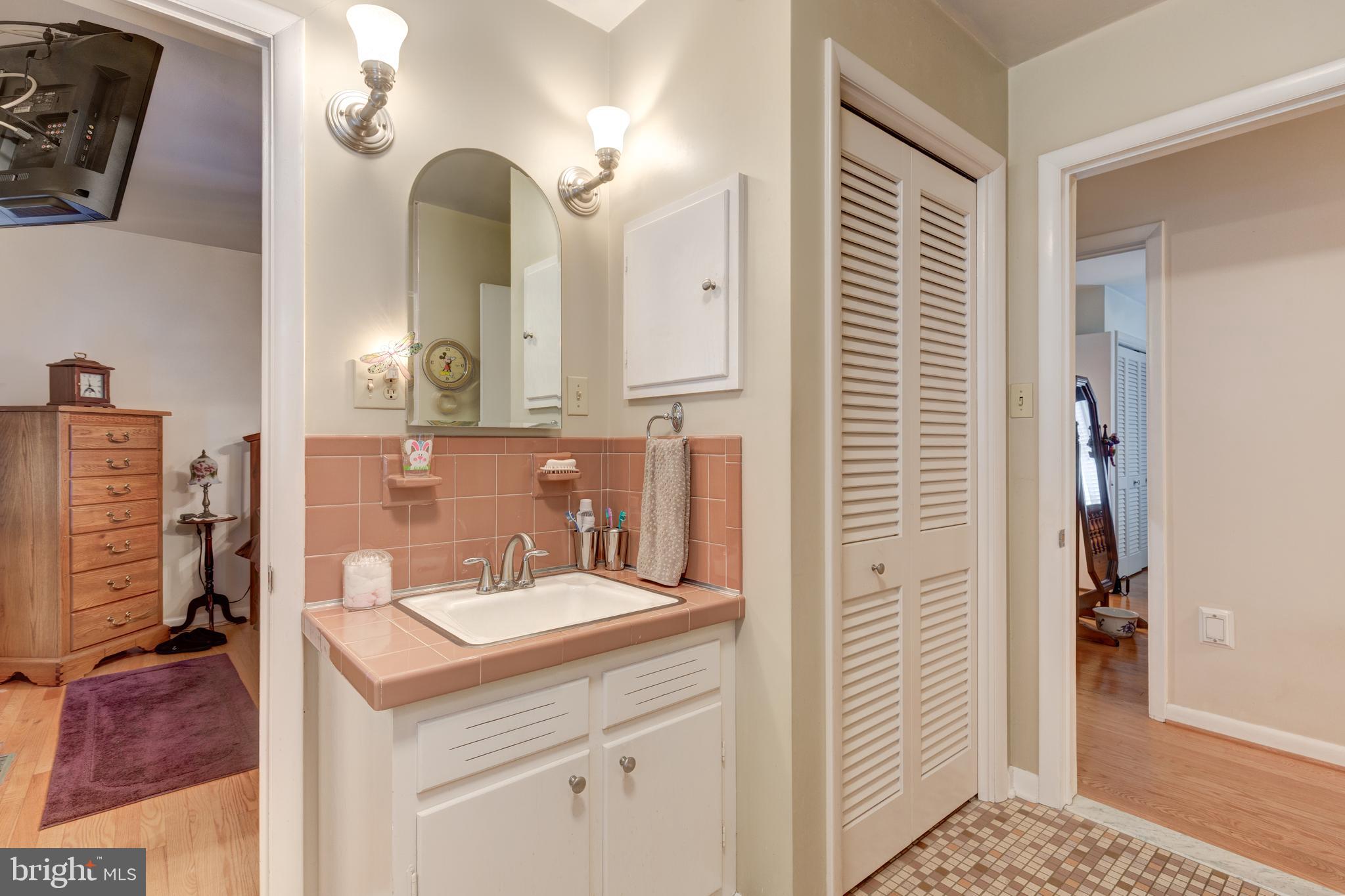 40 Greenvale Road Westminster, MD 21157 - Photo 22 of 45 Bathroom off hall and primary bedroom