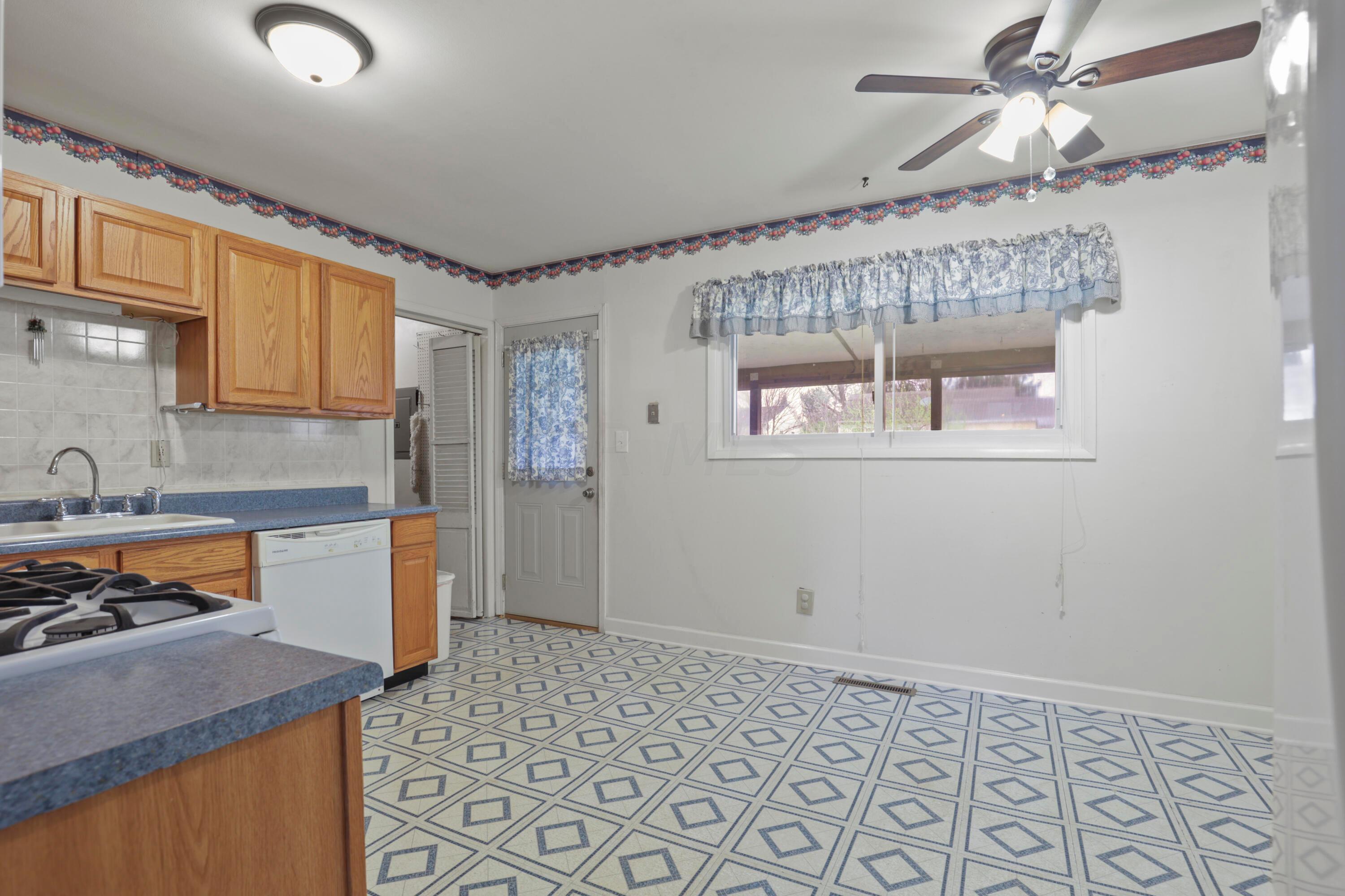 5440 Inlet Drive Columbus, OH 43232 - Photo 12 of 37 Kitchen