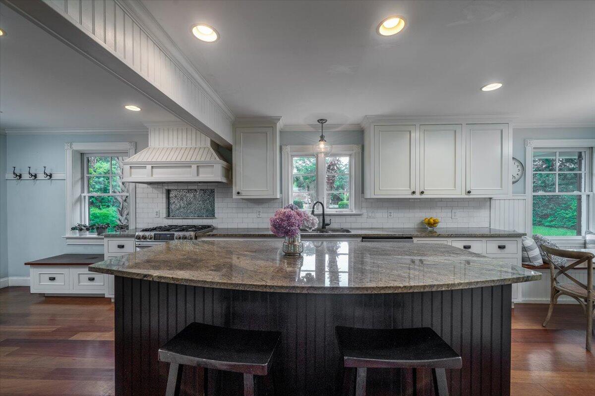 375 Seewee Circle Mount Pleasant, SC 29464 - Photo 14 of 57 Large Island with seating