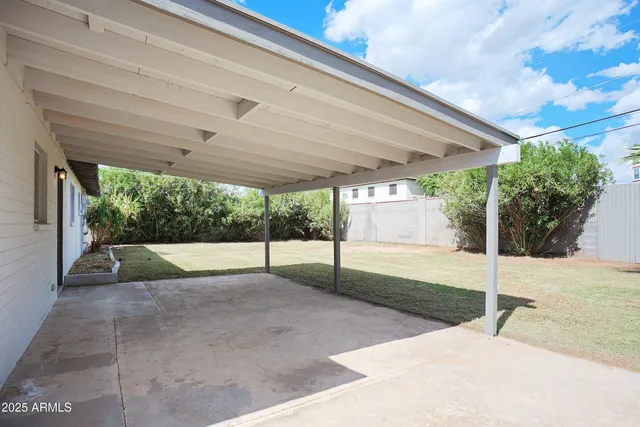 a view of a backyard