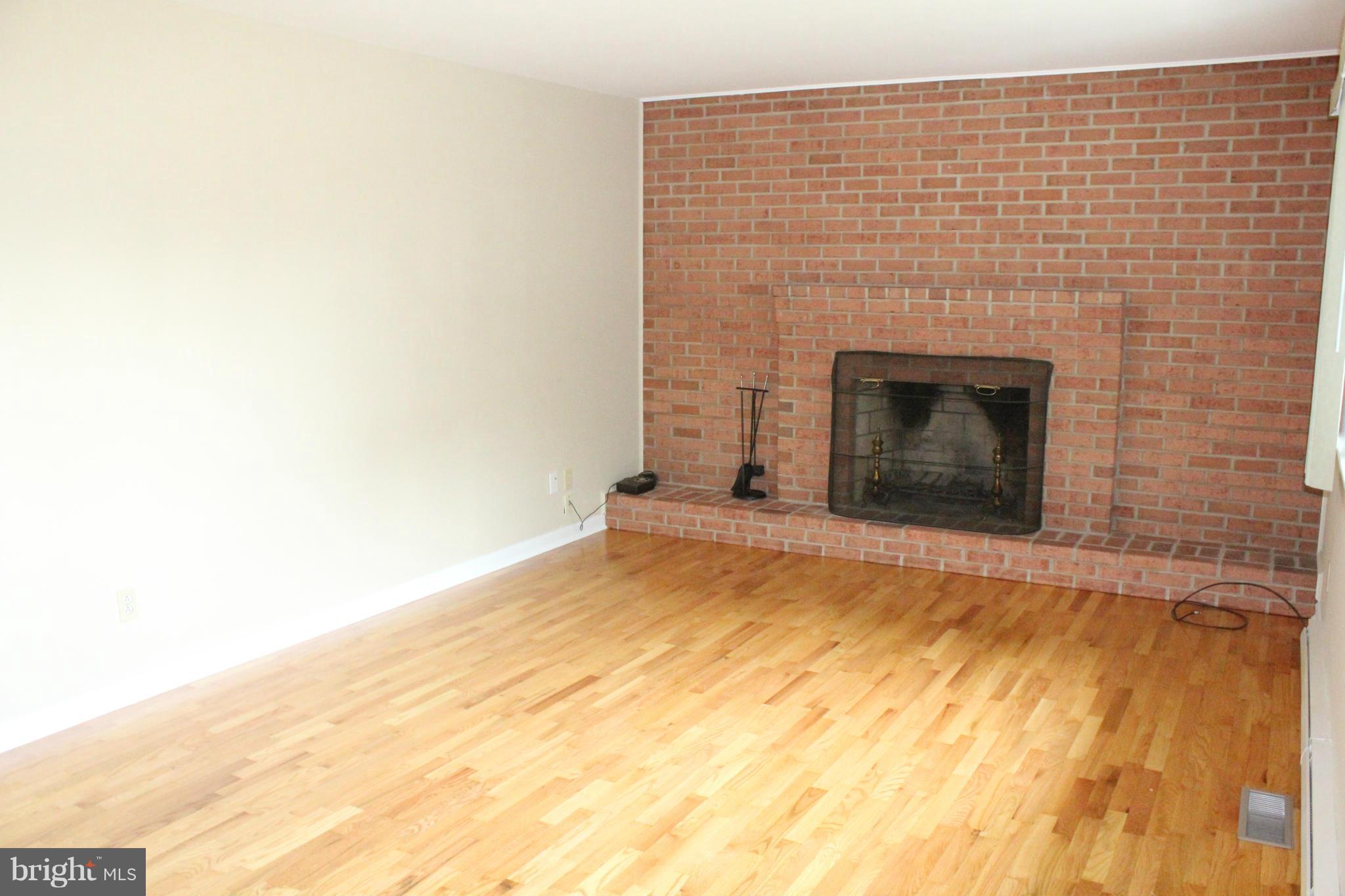 207 Ridge Road Winchester, VA 22602 - Photo 4 of 30 Living Room