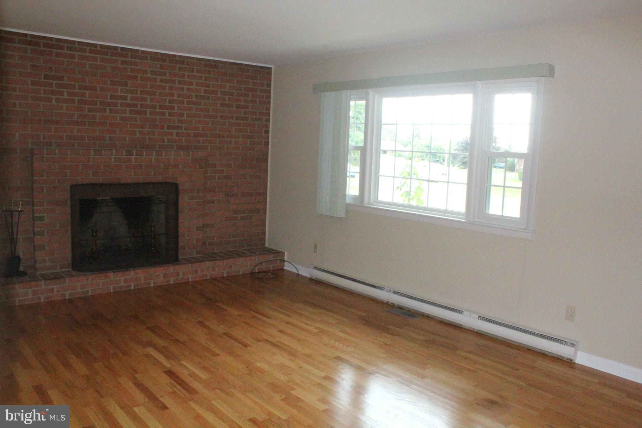 207 Ridge Road Winchester, VA 22602 - Photo 6 of 30 Living Room