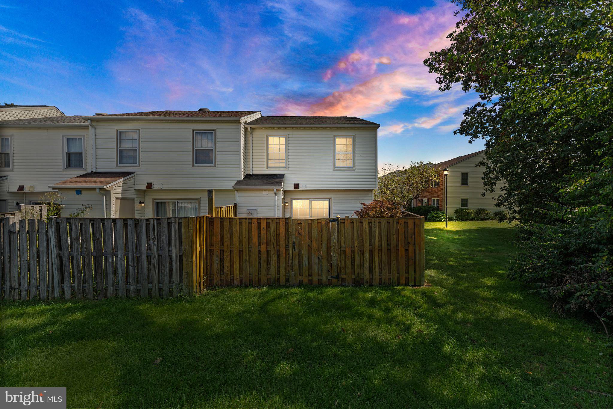 22313 Mayfield Square Sterling, VA 20164 - Photo 4 of 40