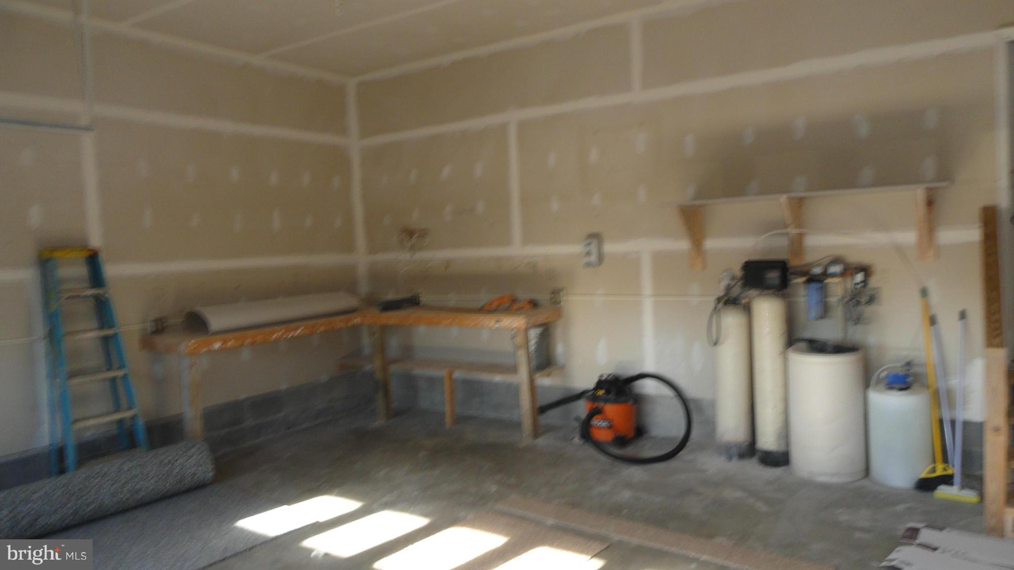 906 Mayo Road Edgewater, MD 21037 - Photo 18 of 29 garage