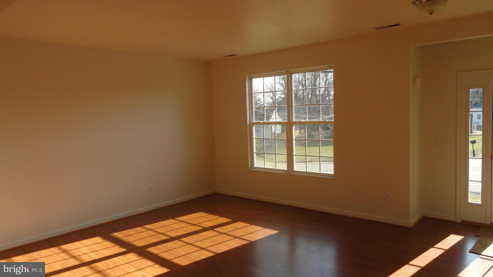906 Mayo Road Edgewater, MD 21037 - Photo 6 of 29 Living Room