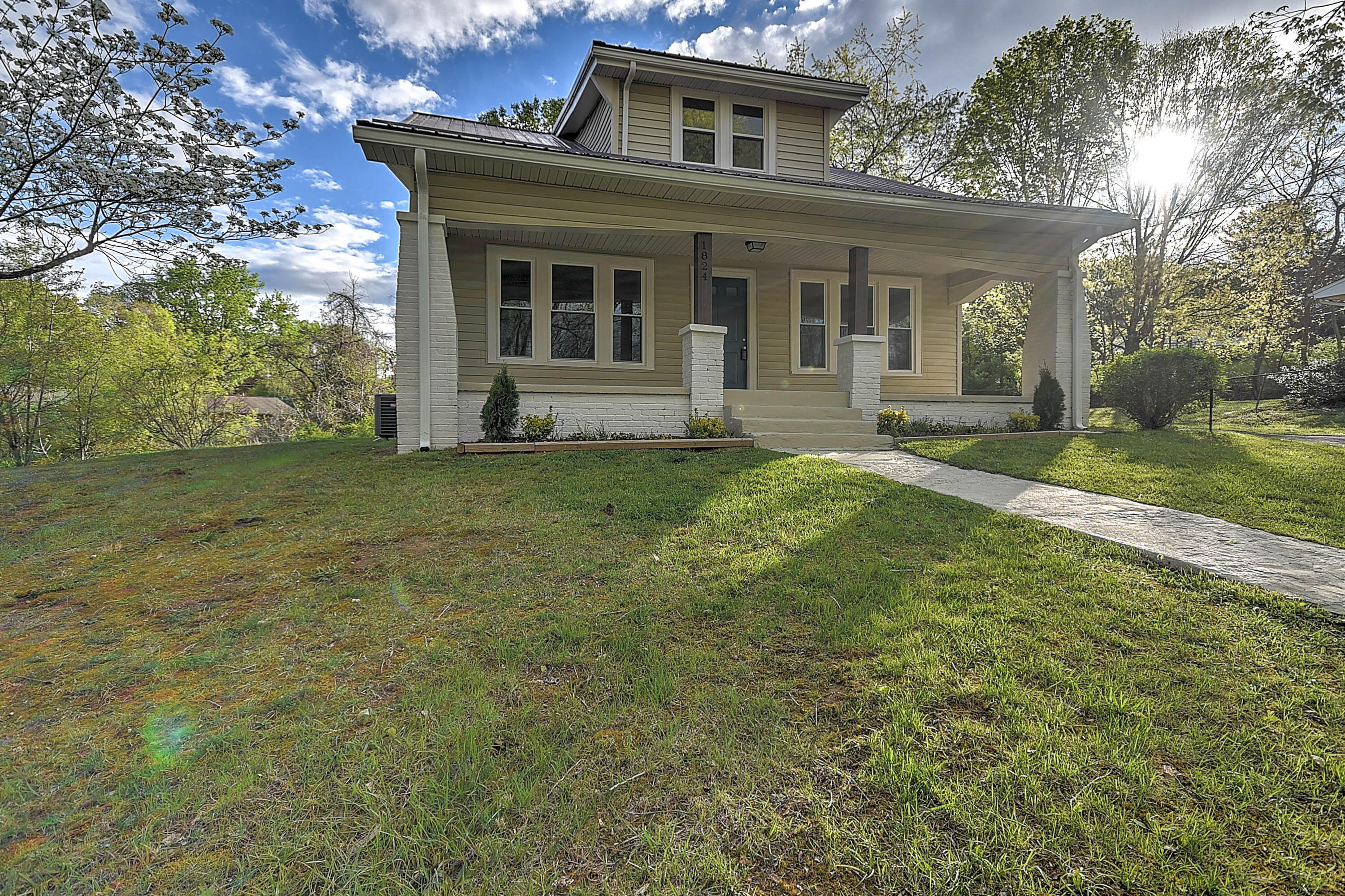 1824 Indian Ridge Road Johnson City, TN 37604 - Photo 3 of 41 DSC_5637_38_39_40_41_42_43