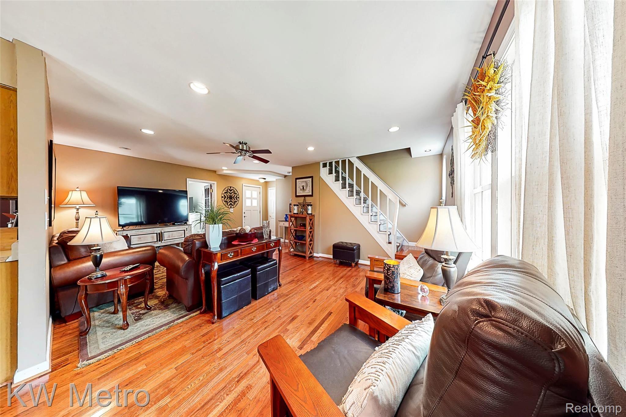 2660 Cole Road Lake Orion, MI 48362 - Photo 5 of 40 Living Room