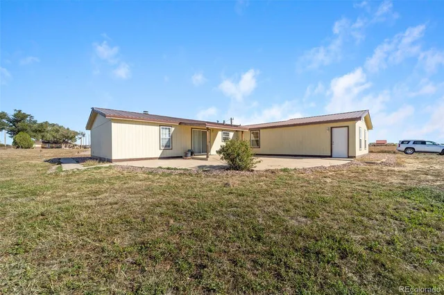 a view of a house with backyard and garden