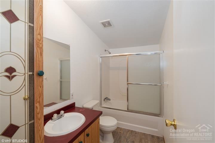 53435 Deep Woods Road La Pine, OR 97739 - Photo 13 of 19 Guest bath with tub/shower combo.