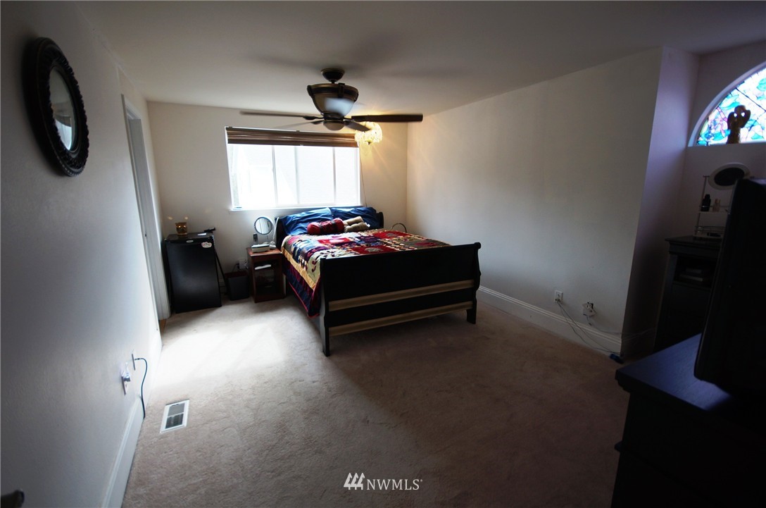 972 Graham Avenue Northeast Renton, WA 98059 - Photo 14 of 20