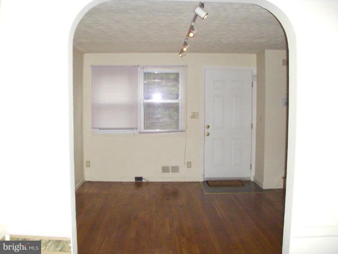 923 Coleridge Road Baltimore, MD 21229 - Photo 3 of 15 Living Room