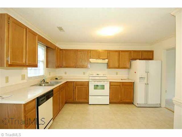170 Stonburg Road Clemmons, NC 27012 - Photo 5 of 11 Kitchen.