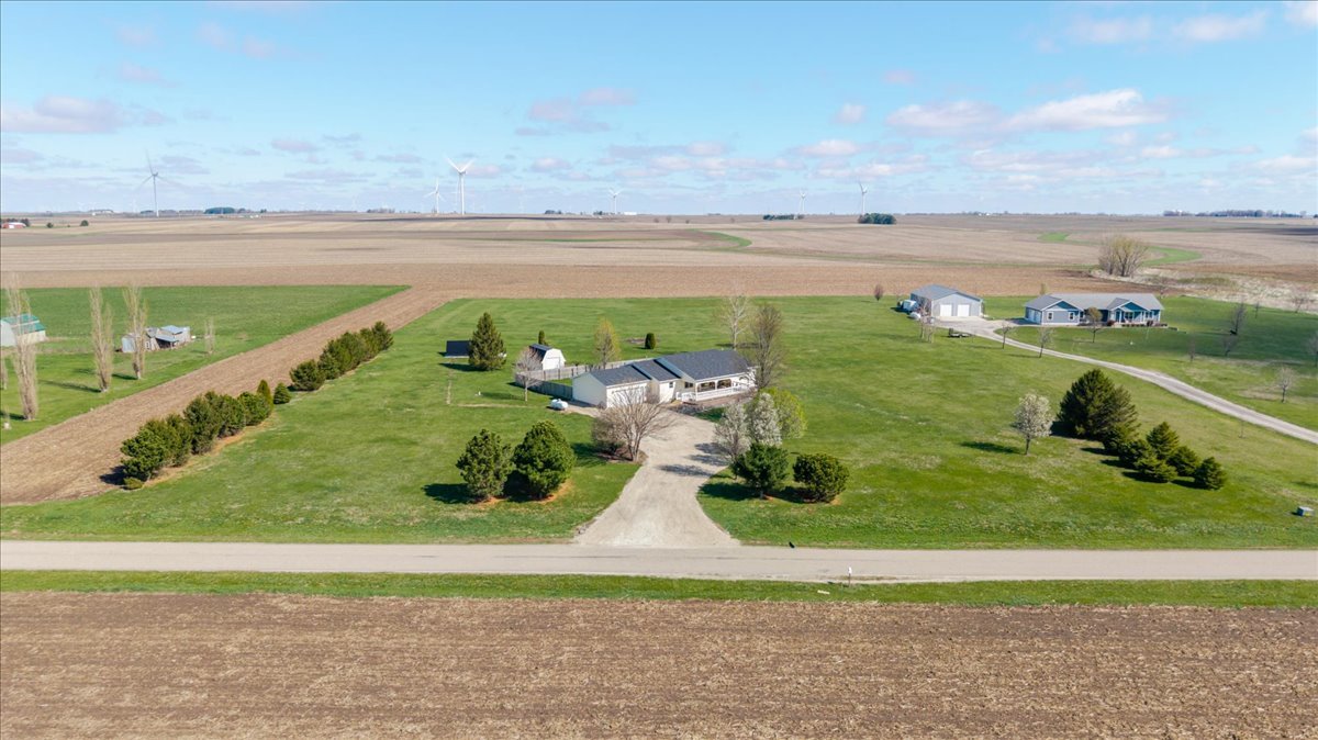 1388 East 2950 North Road Mansfield, IL 61854 - Photo 30 of 43 a view of a garden and hardwood