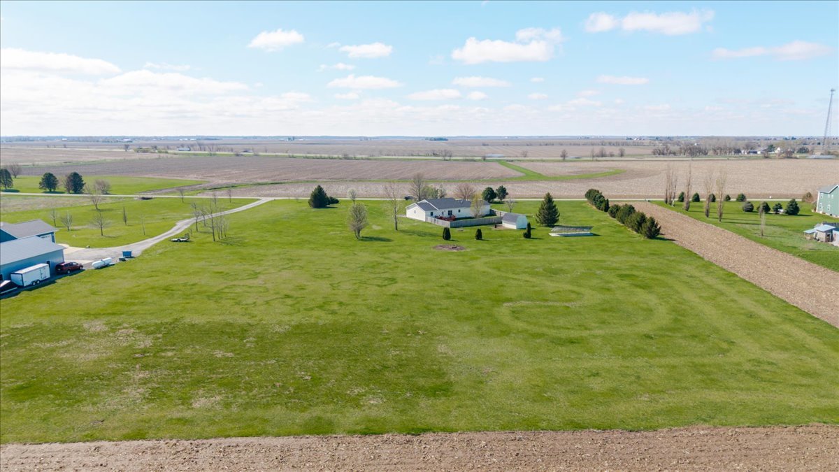 1388 East 2950 North Road Mansfield, IL 61854 - Photo 33 of 43 a view of a outdoor space