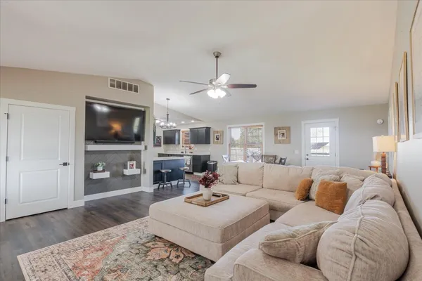 $399,000 | 1388 East 2950 North Road, Mansfield, IL 61854