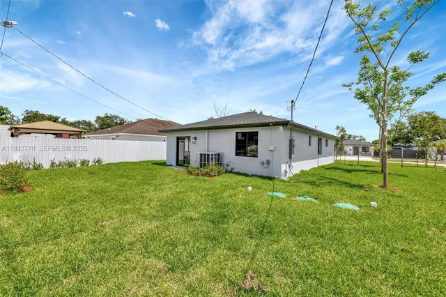 a view of a house with backyard and garden