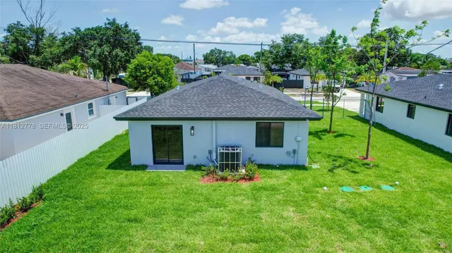 a view of a yard in front of house