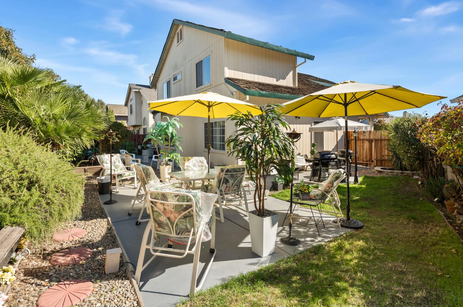 3941 Grey Livery Way Antelope, CA 95843 - Photo 28 of 28 a view of a swimming pool with a table and chairs