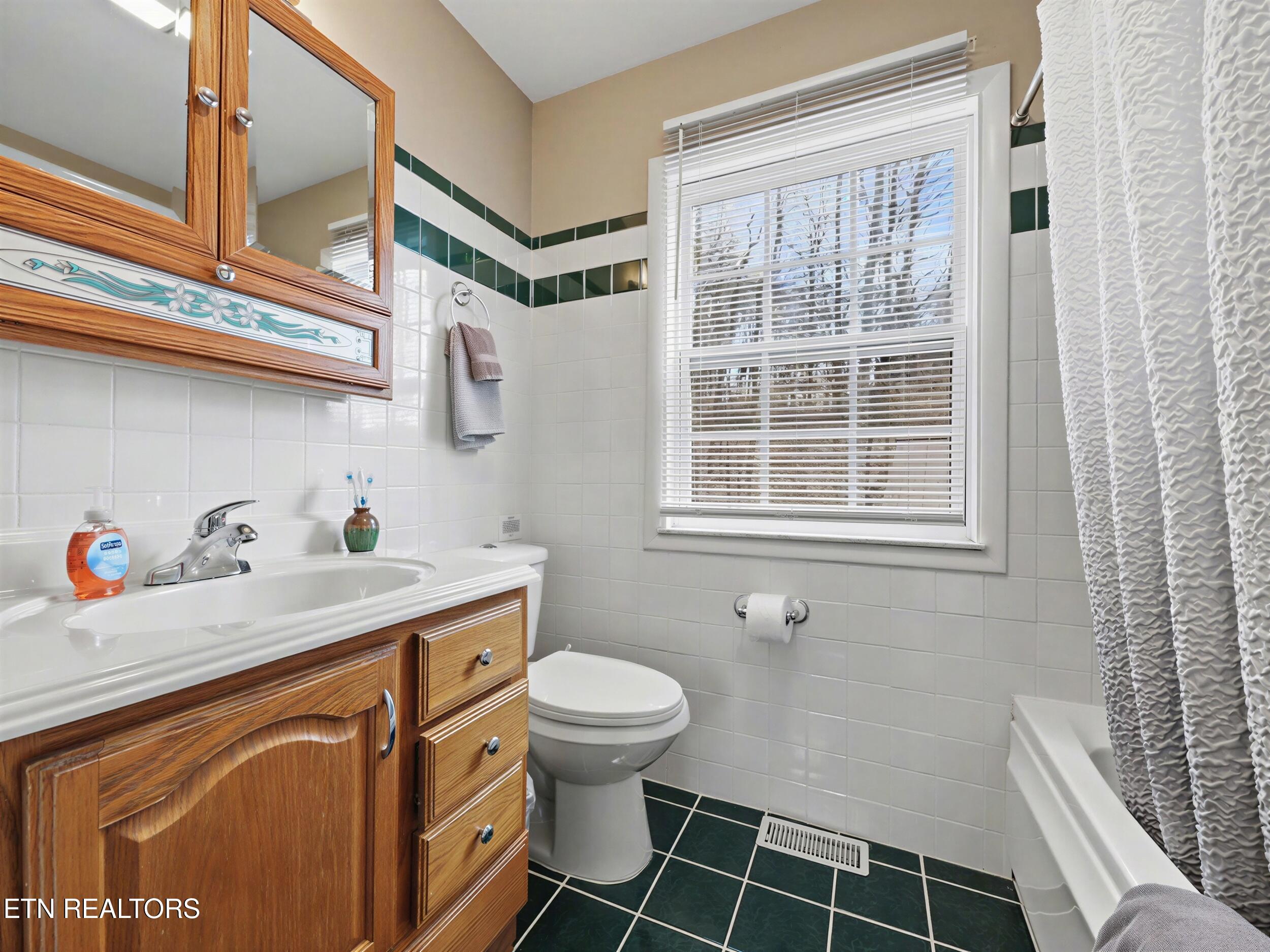 1447 Cove Pointe Road La Follette, TN 37766 - Photo 22 of 48 17_36