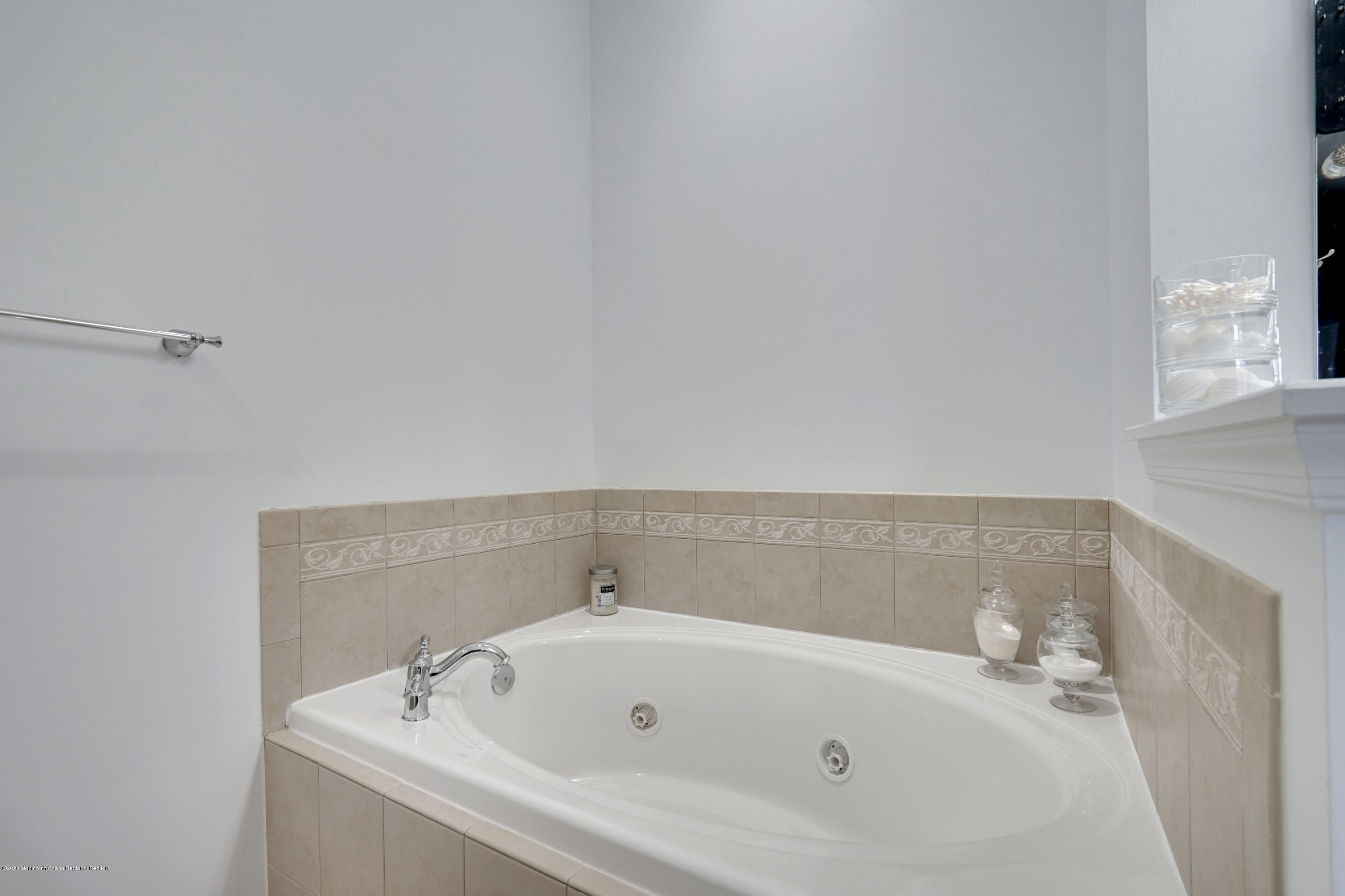 60 Saxton Road, Unit 87 Farmingdale, NJ 07727 - Photo 22 of 38 a bathroom with a bathtub
