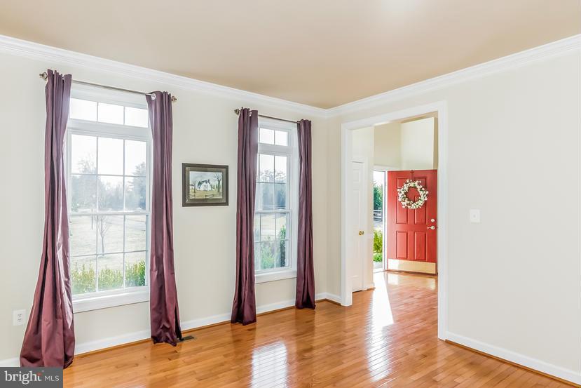 16522 Gaines Road Broad Run, VA 20137 - Photo 5 of 30 Living Room