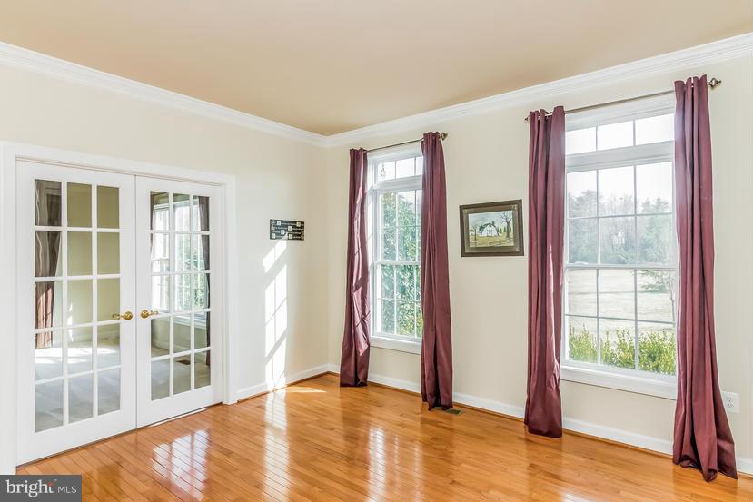 16522 Gaines Road Broad Run, VA 20137 - Photo 6 of 30 Living Room