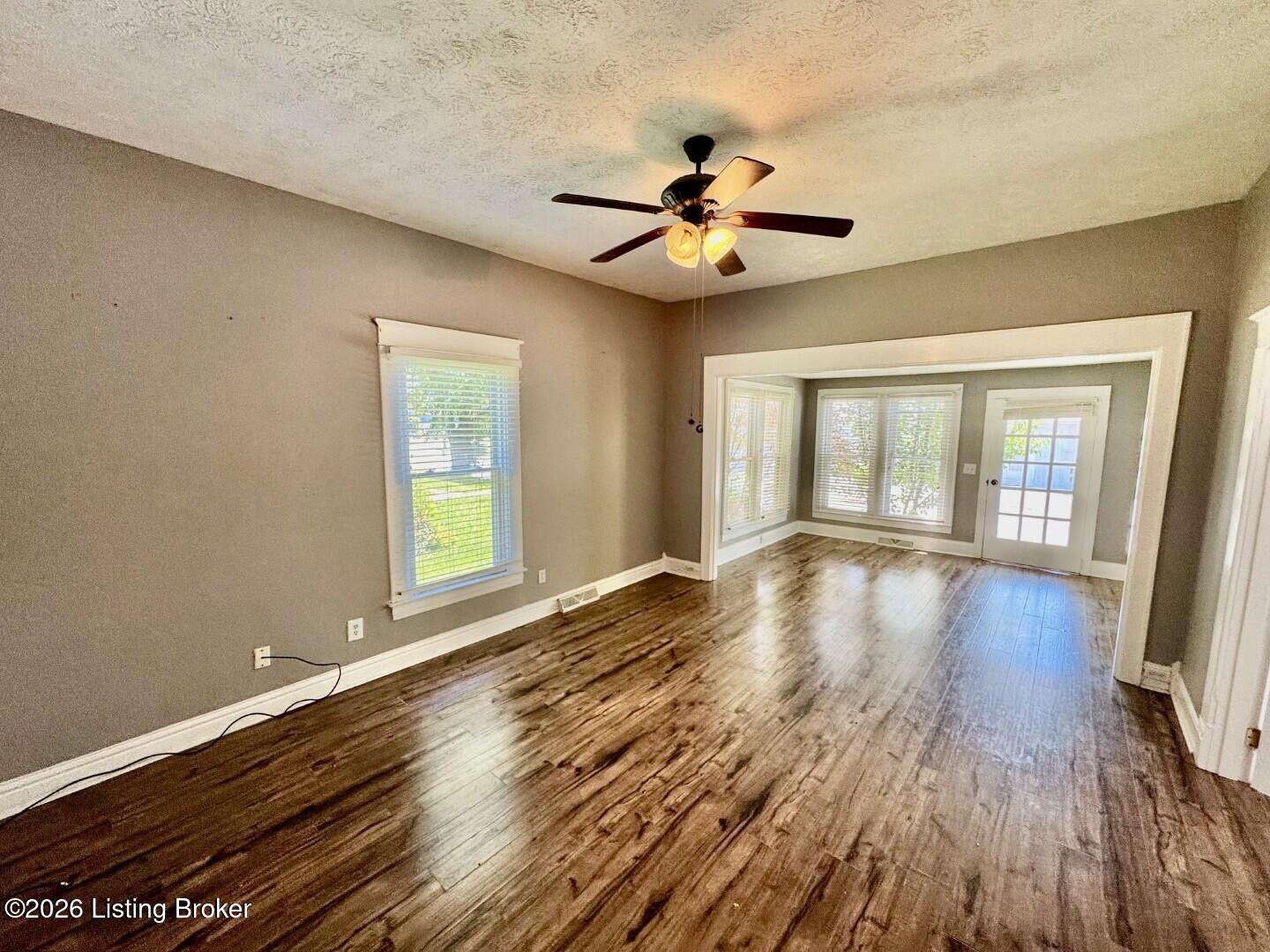 231 West Main Street Springfield, KY 40069 - Photo 9 of 23 009_Living Room