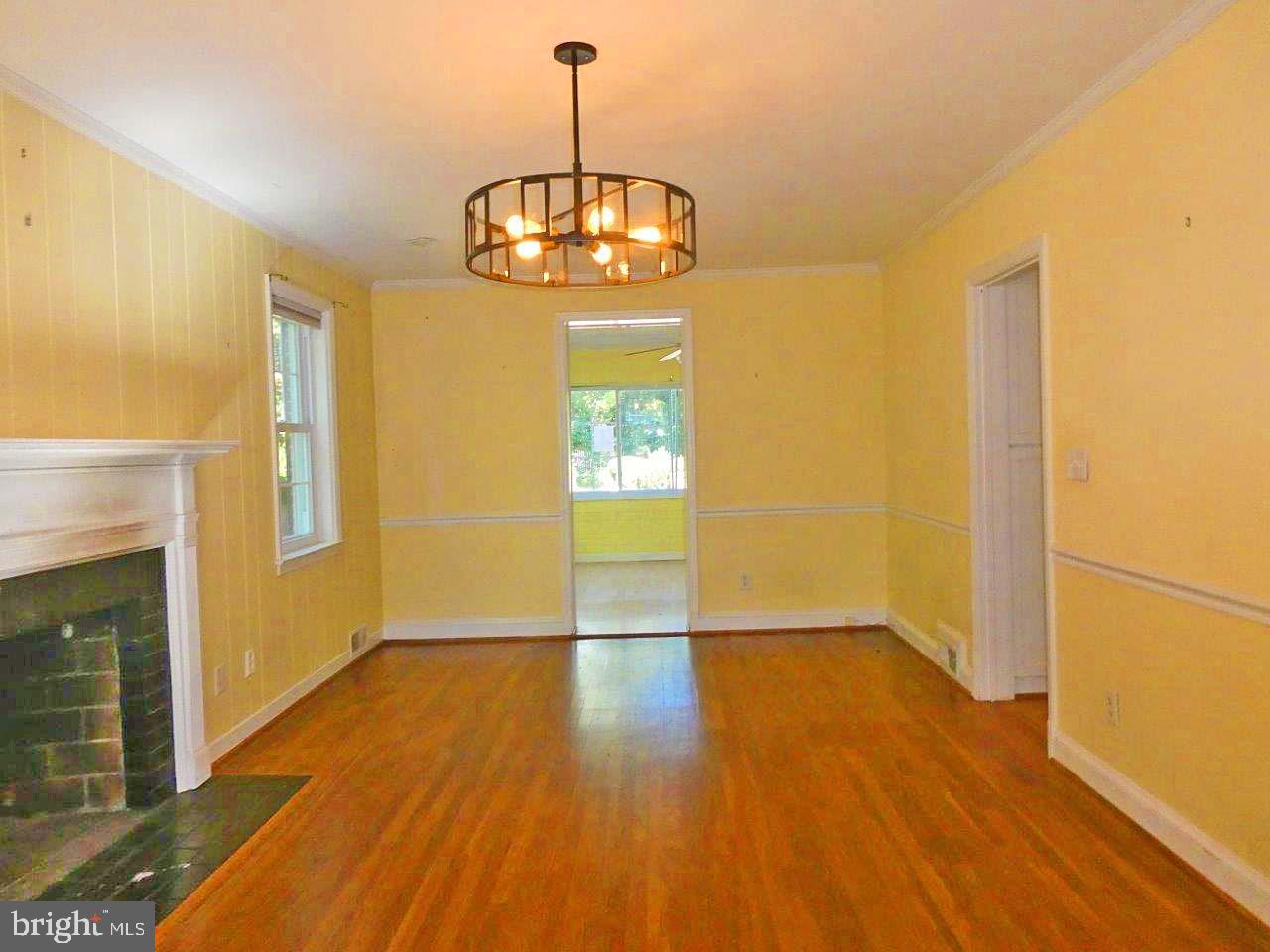 638 Yarmouth Road Towson, MD 21286 - Photo 7 of 23 Living Room