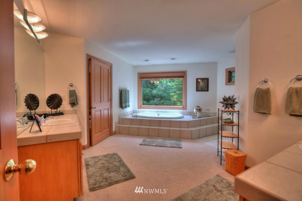 12375 Upper Preston Road Southeast Issaquah, WA 98027 - Photo 16 of 25