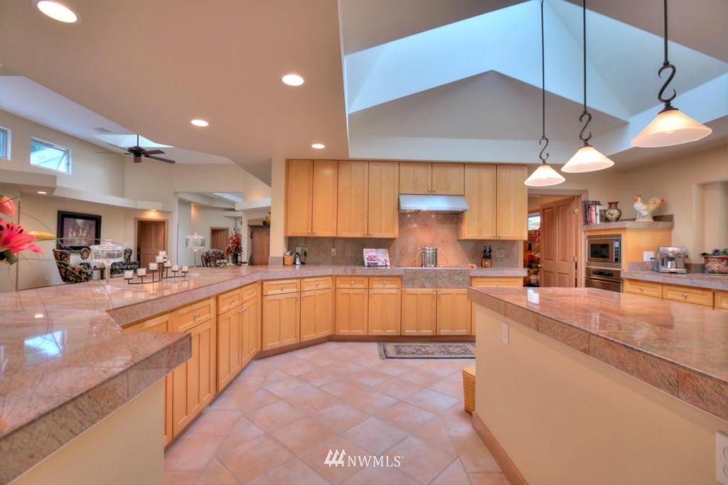 12375 Upper Preston Road Southeast Issaquah, WA 98027 - Photo 7 of 25