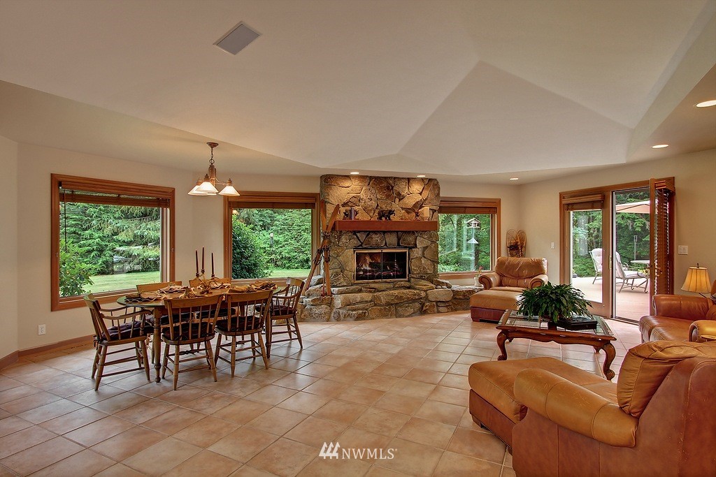 12375 Upper Preston Road Southeast Issaquah, WA 98027 - Photo 8 of 25
