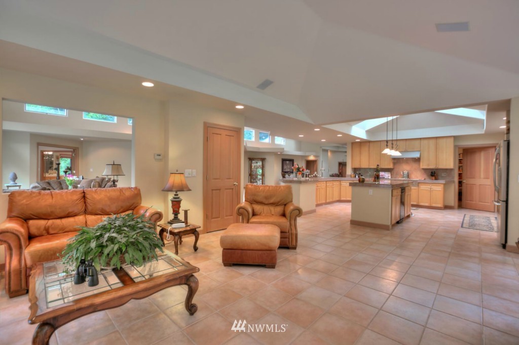 12375 Upper Preston Road Southeast Issaquah, WA 98027 - Photo 9 of 25