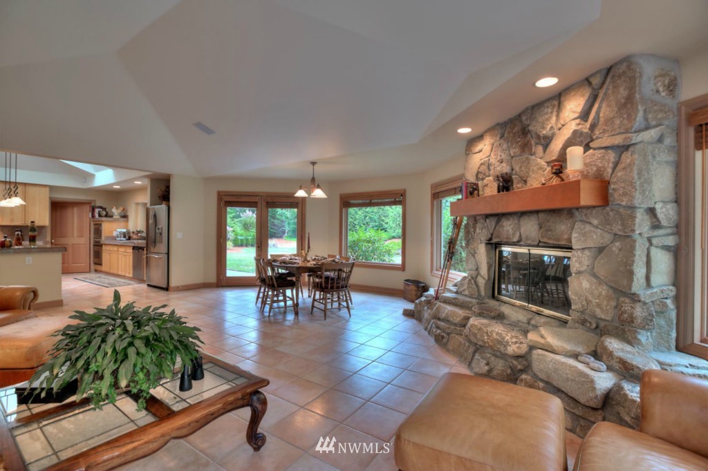 12375 Upper Preston Road Southeast Issaquah, WA 98027 - Photo 10 of 25