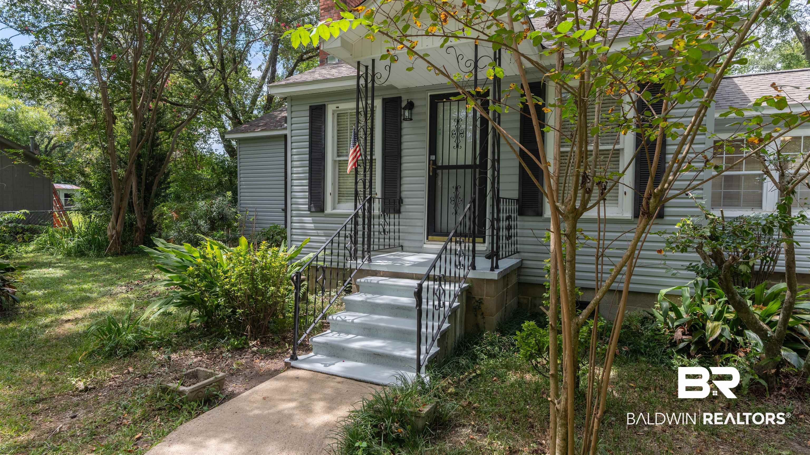 2126 Barron Place Mobile, AL 36605 - Photo 2 of 33 View of front facade