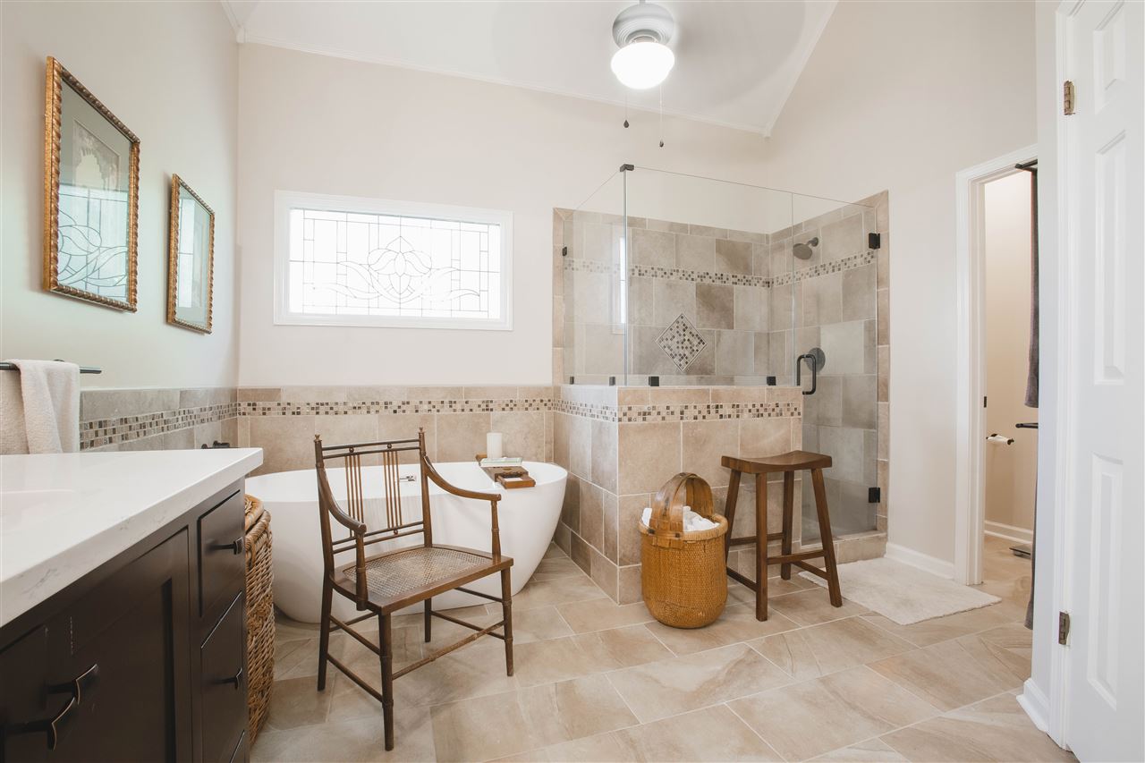 2186 Sunset Road Germantown, TN 38138 - Photo 14 of 25 Soak in your tub, or shower with plenty of room. Private water closet too.