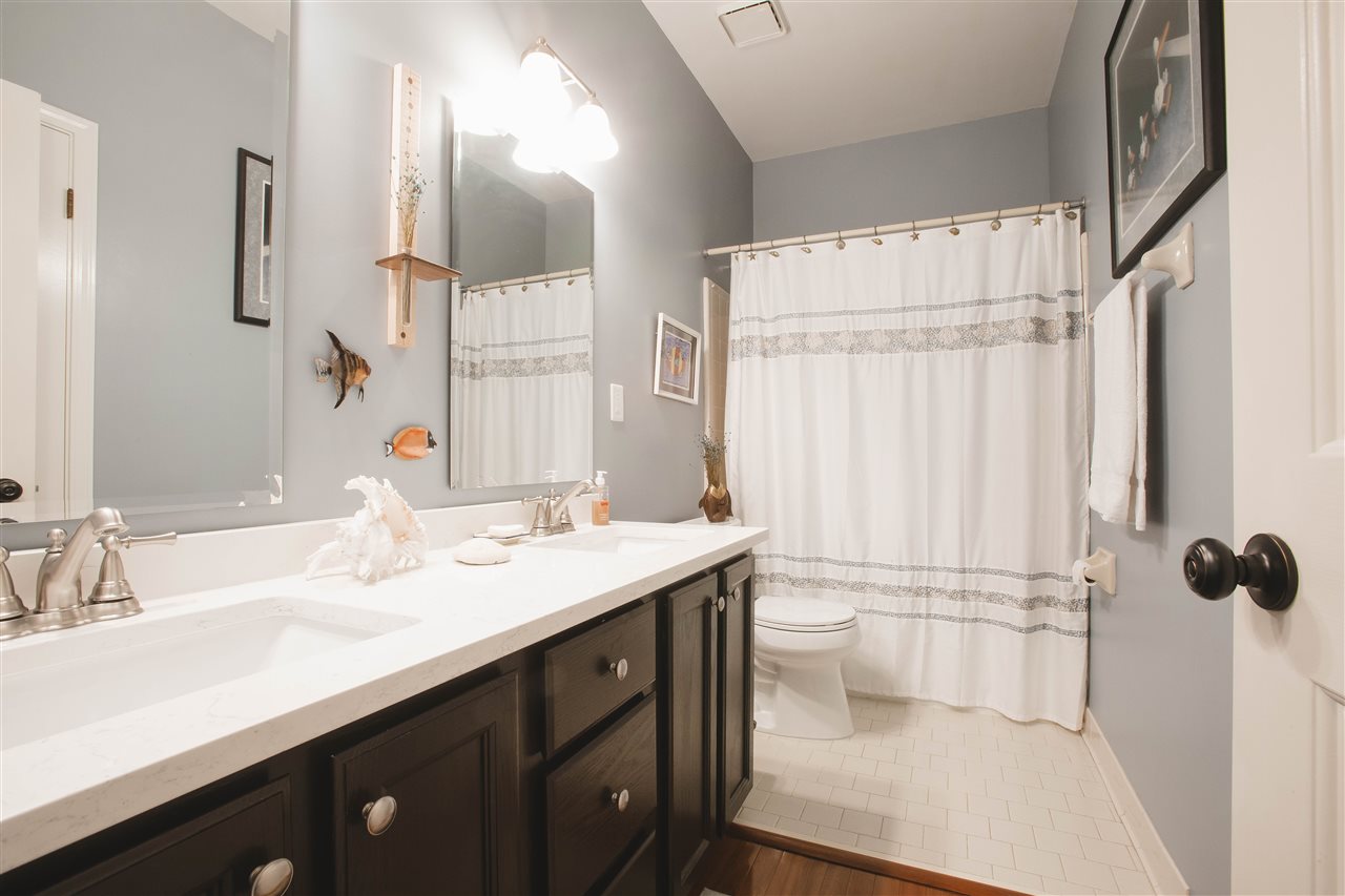 2186 Sunset Road Germantown, TN 38138 - Photo 17 of 25 Second full bath down. Dont forget, there's also a half bath off the mudroom.