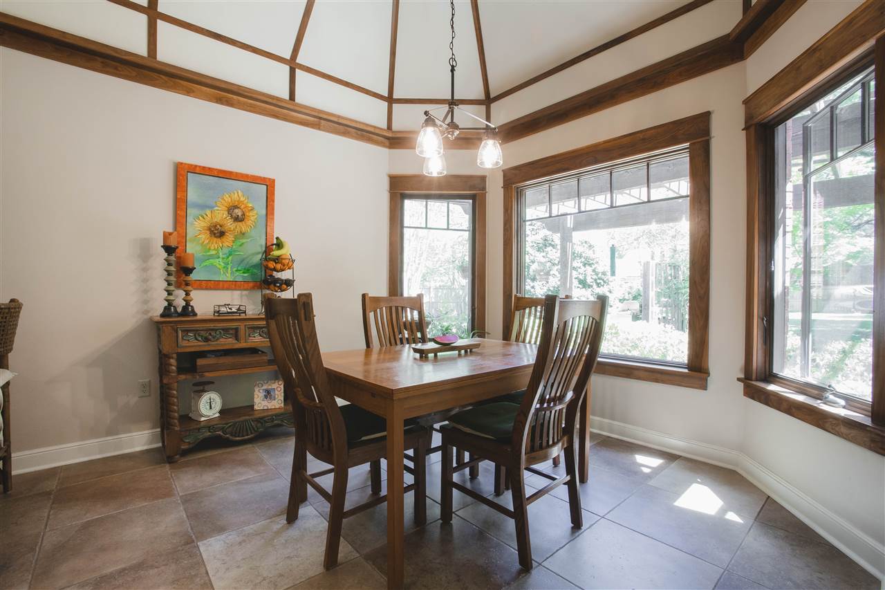 2186 Sunset Road Germantown, TN 38138 - Photo 8 of 25 And it has a spacious breakfast room overlooking the backyard.