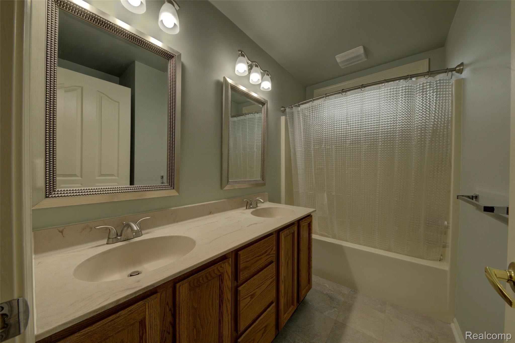 46902 Mornington Road Canton, MI 48188 - Photo 48 of 76 47 Full Bathroom.jpg