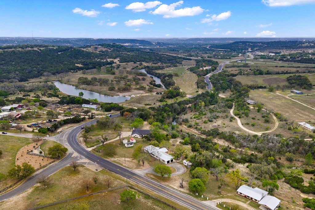 1094 Harper Road Kerrville, TX 78028 - Photo 5 of 32