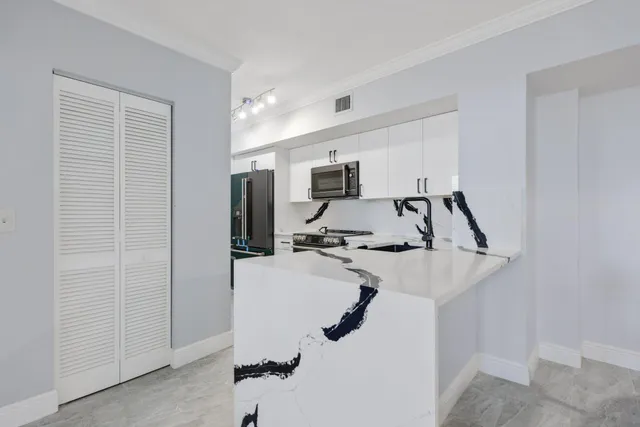 $699,900 | 651 Okeechobee Boulevard, Unit 901, West Palm Beach, FL 33401