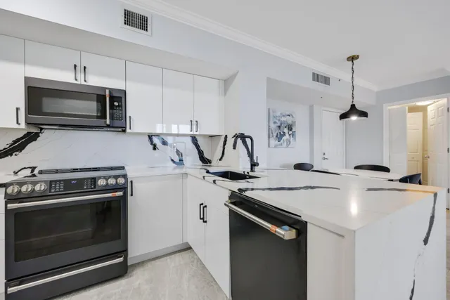 $699,900 | 651 Okeechobee Boulevard, Unit 901, West Palm Beach, FL 33401