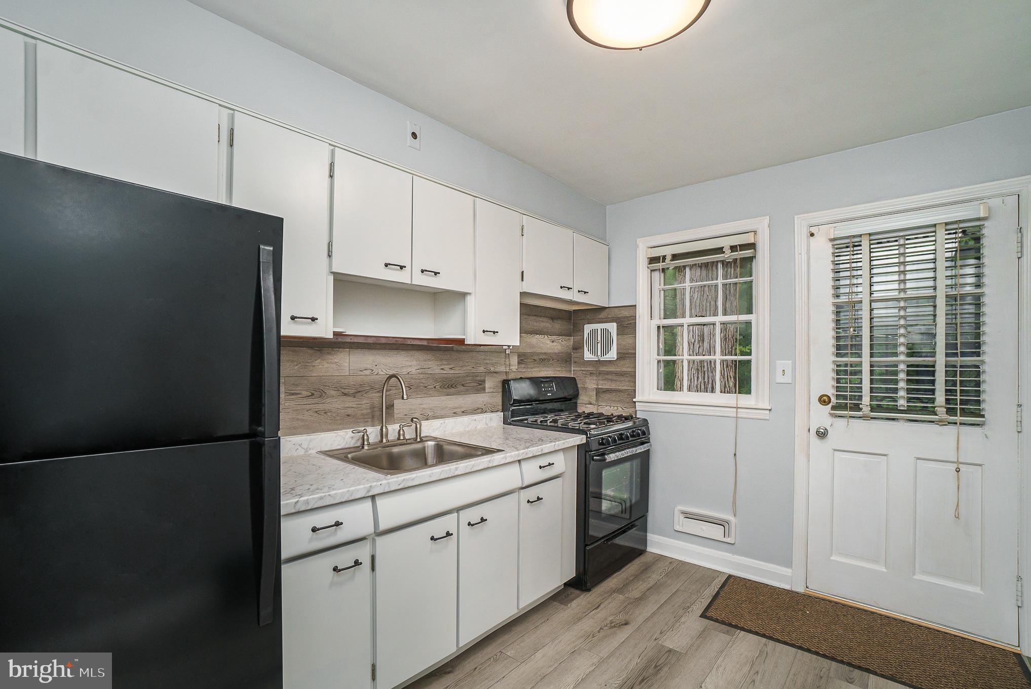 1905 Hillcrest Road Baltimore, MD 21207 - Photo 12 of 26 Kitchen with door to back yard
