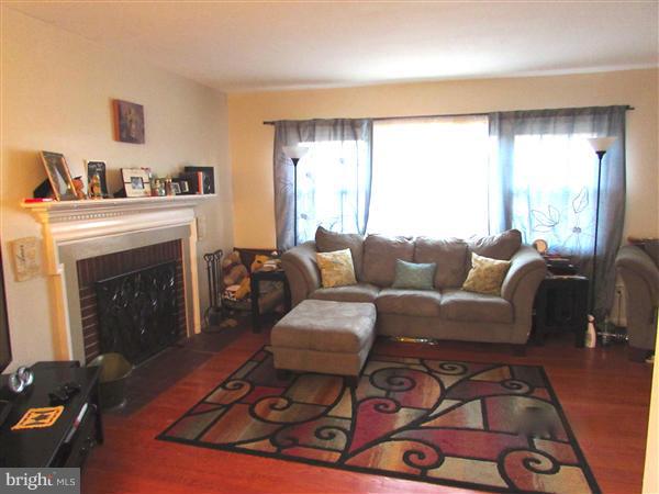 5206 York Road Alexandria, VA 22310 - Photo 3 of 22 Living Room