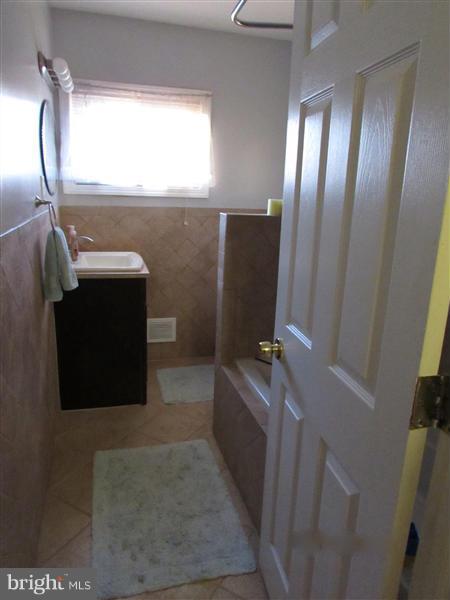 5206 York Road Alexandria, VA 22310 - Photo 5 of 22 Bath