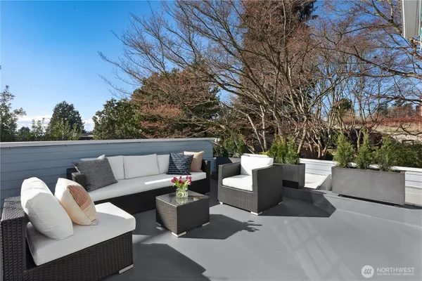 $1,950,000 | 901 11th Avenue East, Seattle, WA 98102