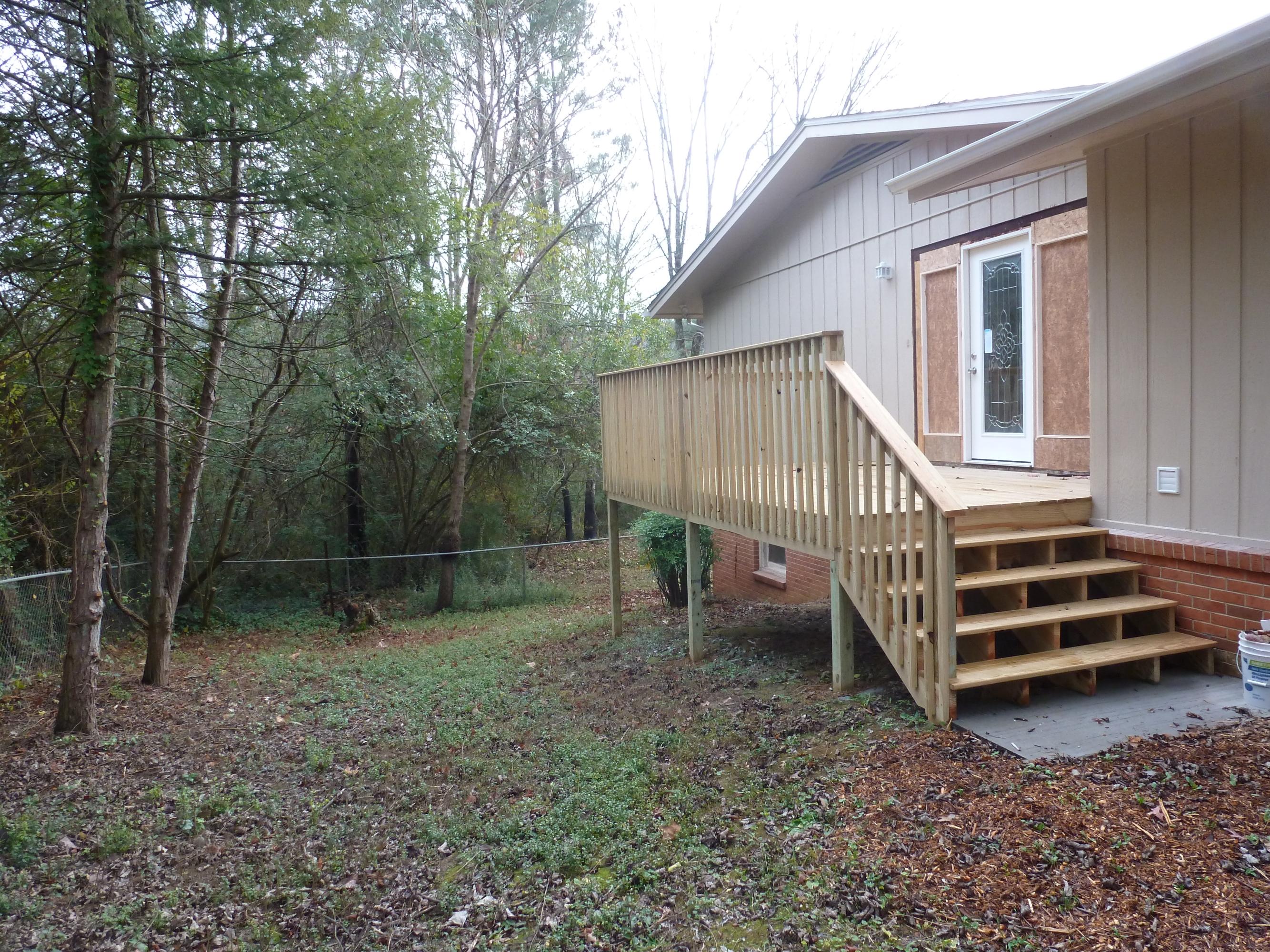 104 Baker Lane Oak Ridge, TN 37830 - Photo 20 of 23 Fenced area from side Deck